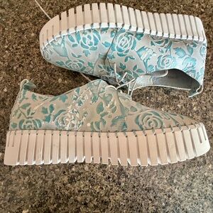 Django & Juliette Embossed Leather Platform Sneakers Size 7 - 7.5 EUR 38